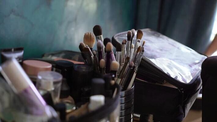 직업 얼굴 그림자 사람없음 목재 빛 세트 뷰티 갈색 유행 검은색 페인트 화장품 방 립스틱 공구 붓 화려 배우 상품 볼터치 수집 향수 입술 오브젝트 피부관리 만들기 예술가 페인트붓 아이섀도 조립 돌봄 유아독존 많음 MOV 해외동영상 클립영상 나무 컬러 컨셉 재료 모션 신체부위 화장 도구 연예인 동영상 파일형식