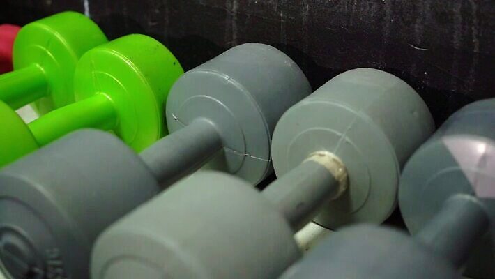 라이프스타일 스포츠 올림픽 컨셉 다이어트 근육 건강 사람없음 내부 운동 금속 힘 아령 장비 무게 몸무게 보디빌딩 철 연습 오브젝트 클럽 체육관 날것 역도 무거움 보충 리프팅 분실 콘크리트 플랫레이 MOV 해외동영상 클립영상 재질 생활 헬스 플랫 동영상 파일형식