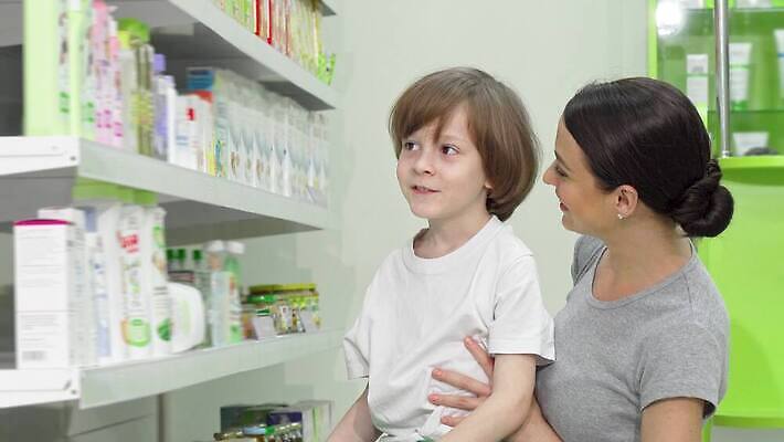 계절 아들 어린이 비즈니스 통신 가족 엄마 함께함 건강 소년 두명 부모 약 판매 세일 건강관리 상점 도시 보호 구매 약국 예방 소매 조제 계산원 돌봄 매각 면역력 헬프 유대감 4K MOV 해외동영상 클립영상 직업 남자 컨셉 의학 관계 모션 관리 사람 쇼핑 도움 만들기 동영상 파일형식