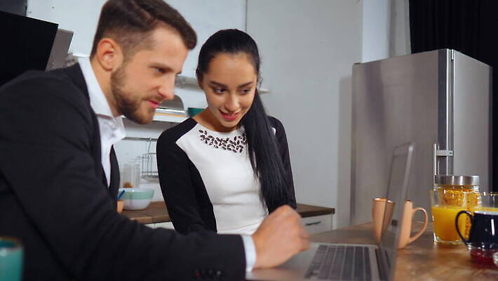 백인 라이프스타일 커플 커피 인터넷 회사 비즈니스 통신 가족 휴식 함께함 기술 말하기 대화 협상 사람 앉기 두명 친구 유행 주방 스크린 네트워크 뉴스 토론 무선전화기 온라인 점심식사 소셜 소셜네트워크 터치스크린 네트워킹 4K MOV 해외동영상 클립영상 서양인 음료 컨셉 관계 모션 생활 식사 전화기 동영상 파일형식