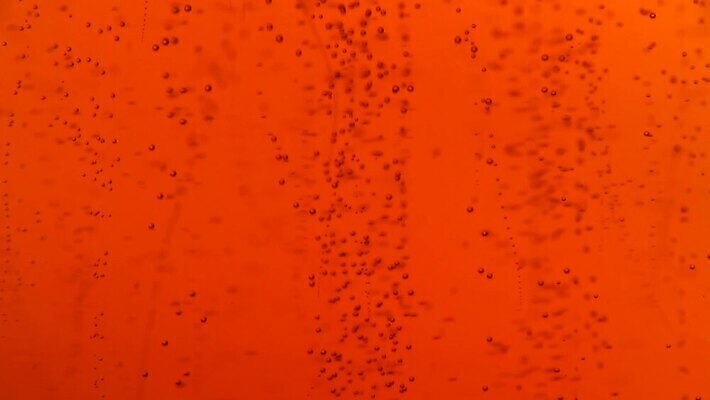 음료 백그라운드 모션 유리 표면 맥주 사람없음 옆모습 빨간색 물 갈색 노란색 검은색 어둠 거품 추위 흰색 알코올 신선 투명 액체 개울 황금 닫기 가득함 상쾌 각도 콜라 느림 소다 MOV 해외동영상 클립영상 자연요소 감정 뷰포인트 컬러 재질 주류 강 탄산음료 동영상 파일형식