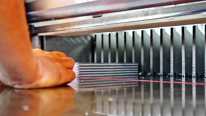 손 산업 종이 비즈니스 공장 모션 탁자 열쇠 노동자 기술 그래픽 가로 모니터 기계 장비 터치 과학기술 공구 램프 작업 판넬 칼 제조 인쇄 자르기 철 상업 날카로움 언론 기어 운영자 조종장치 철강 출판 커터 각인 HD MOV 해외동영상 클립영상 직업 가구 공업 조명 신체부위 컴퓨터 도구 동영상 파일형식