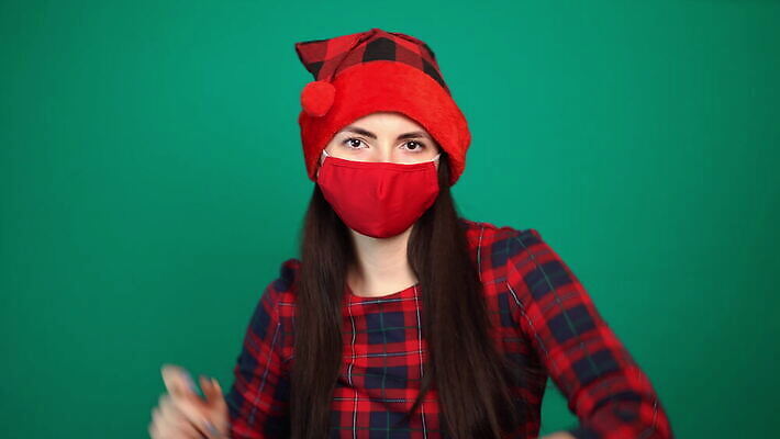 모자 라이프스타일 손 여자 행복 감정 컨셉 크리스마스 휴가 새로움 건강 가면 한명 안전 빨간색 약 산타클로스 파티 축하 춤 호흡기관 바이러스 보호 질병 연도 즐거움 예방 긍정 감염 인플루엔자 전염병 클라우스 코로나바이러스 4K MOV 해외동영상 클립영상 1 잡화 기념일 컬러 의학 문화예술 사람 이벤트 생활 신체부위 장기_의학 동영상 파일형식