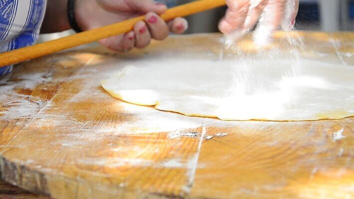 백인 손 할머니 음식 재료 탁자 요리 목재 쿠키 케이크 식사 이탈리아 빵집 흰색 널 굽기 준비 생태계 날것 반죽 밀대 그리스인 페스츄리 핸드메이드 바클라바 MOV 튀르키예 해외동영상 클립영상 서양인 나무 여자 노년 유럽 아시아 빵 컬러 가구 주방용품 디저트 신체부위 상점 구이 동영상 파일형식