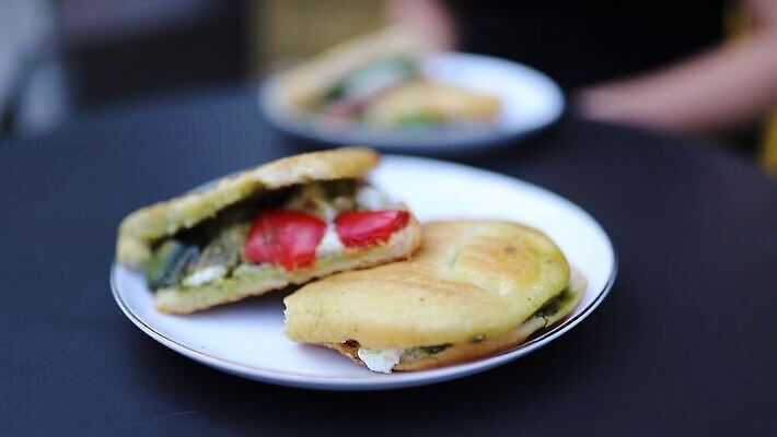 접시 음식 빵 백그라운드 토마토 채소 재료 영국 잉글랜드 치즈 패스트푸드 샌드위치 건강 요리 초록색 식사 이탈리아 샐러드 시골 신선 뜨거움 맛 그릴 아침식사 상추 만취 유기농 슬라이스 브런치 토스트 레시피 동영상 점심식사 모짜렐라치즈 채식주의자 카프레제 맛있는 MOV 해외동영상 클립영상 식기 웰빙 유럽 컬러 컨셉 주방용품 유제품 인스턴트 채식 술취함 파일형식