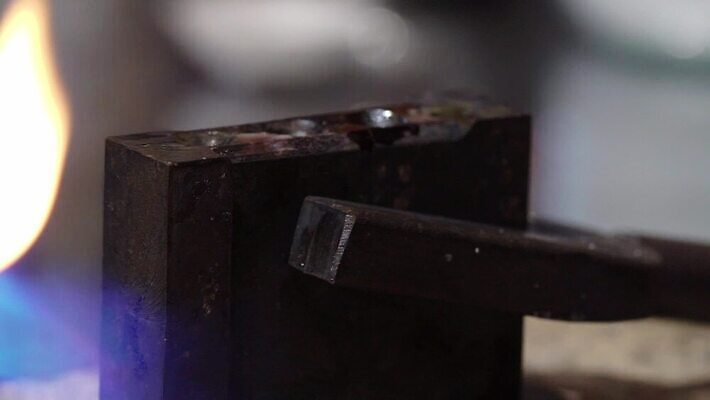 직업 디자인 산업 장신구 탁자 불 노동자 기술 사람없음 노란색 금속 장비 도구 공구 반지 작업 뜨거움 작업실 황금 고급 제조 은색 상품 보석 버너 만들기 난방 공예가 대장장이 백금 솜씨 핸드메이드 화상 MOV 해외동영상 클립영상 자연요소 컬러 가구 컨셉 모션 재질 상처 광석 동영상 파일형식