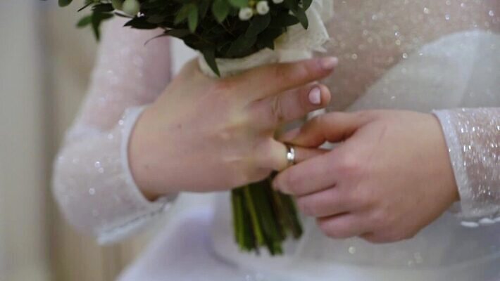 백인 커플 드레스 여자 결혼 장신구 신혼부부 결혼식 실내 관리 사랑 귀여움 금속 낭만 흰색 반지 가운 황금 은색 보석 다이아몬드 약혼 취소 이혼 제안 착용 MOV 해외동영상 클립영상 서양인 부부 옷 감정 컬러 컨셉 관계 재질 사람 이벤트 내부 광석 약속 신혼 동영상 파일형식