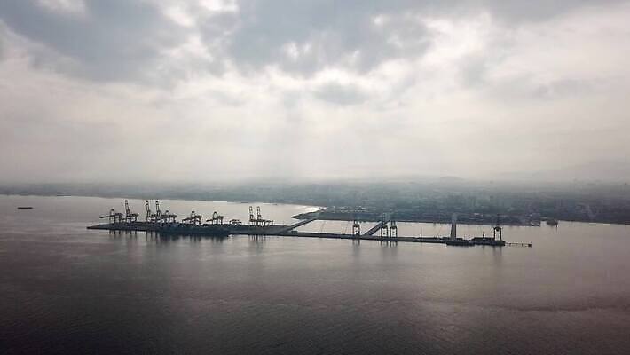 산업 바다 백그라운드 비즈니스 교통시설 하늘 사람없음 물 경제 빛 글로벌 쌓기 항구 화물 광선 보트 상품 몸무게 컨테이너 창고 기중기 무역 상업 가스 수납 짐차 포트 물류 로딩 수입 터미널 4K MOV 해외동영상 클립영상 자연요소 교통 배_교통 모션 자동차 운송업 중장비 시설 동영상 파일형식