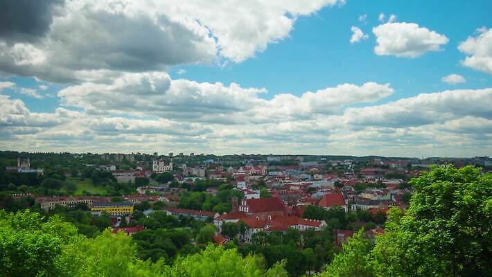 구름 외관 유럽 포즈 비즈니스 교통시설 자동차 하늘 거리 파노라마 사람없음 야외 건물 빛 강 도시풍경 성당 교회 여행객 봄 도시 시간 역사 도심 배열 장면 지역 타운 동쪽 스카이라인 동영상 리투아니아 옛날 많음 4K 타임랩스 MP4 해외동영상 클립영상 자연요소 건축물 계절 나라 육상교통 교통 컨셉 종교건축 촬영기법 사람 풍경 방향 시설 파일형식