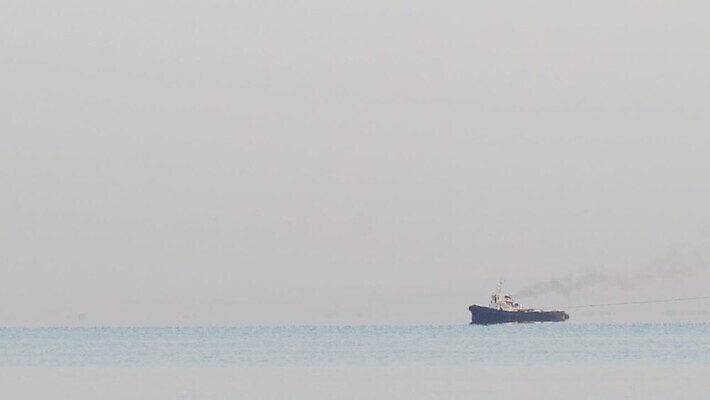 산업 파도 바다 2 교통시설 항해 사람없음 물 안개 보트 당기기 연기 함선 연료 견인 멀리 유조선 MOV 해외동영상 클립영상 자연요소 교통 배_교통 모션 날씨 시설 동영상 파일형식