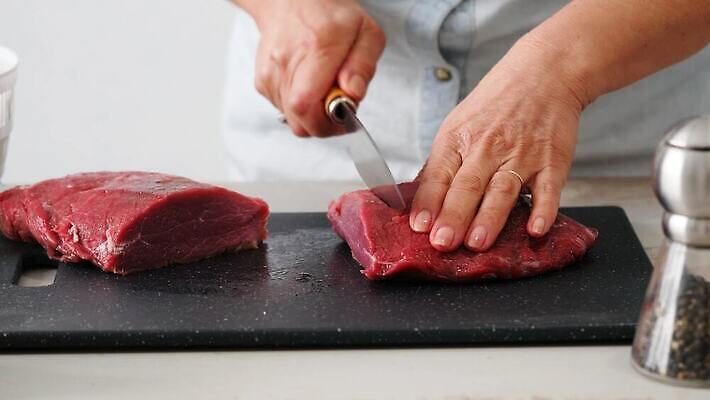 잡화 음식 조각 재료 근육 건강 육류 스테이크 요리 비프스테이크 목재 빨간색 주방 식사 저녁식사 소고기 신선 소 혈액 칼 바비큐 자르기 허리 준비 날것 단백질 생식 정육점 4K MP4 해외동영상 클립영상 나무 컬러 식재료 포유류 모션 서양음식 신체부위 상점 동영상 영양소 파일형식
