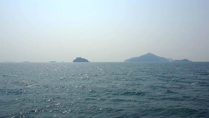 나무 아시아 밧줄 모래 파도 바다 섬 여행 백그라운드 교통시설 태국 자연 하늘 휴가 열대 안테나 사람없음 야외 옆모습 물 파란색 만 보트 갑판 활 닻 돛대 구명용품 스모그 푸켓 4K MP4 해외동영상 클립영상 자연요소 식물 나라 줄 뷰포인트 컬러 교통 배_교통 통신 안전장비 시설 생태계 동영상 파일형식