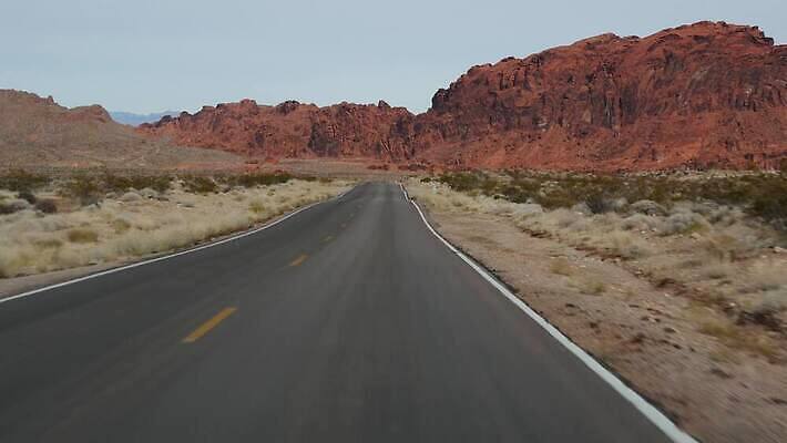 모양 도로 여행 자동차 자연 유리 산 항해 풍경 사람없음 빨간색 노란색 미국 운전 고속도로 황무지 인도인 환경보전 지역 안심 애리조나 랜드마크 루트 자동 지질학 특별함 화성 불모지 수평선 1인칭시점 4K MP4 해외동영상 클립영상 외국인 시선 교육 길 육상교통 컬러 컨셉 북아메리카 배_교통 교통시설 모션 재질 육류 동양인 행성 사회이슈 생태계 동영상 파일형식