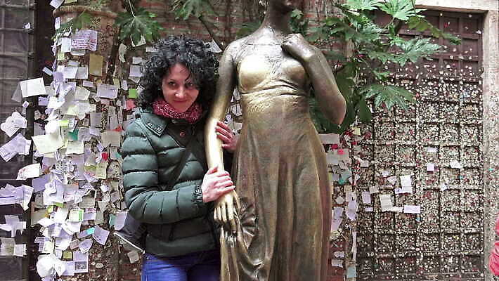 전통 유럽 조각 여행 주택 사랑 조각상 여행객 이탈리아 낭만 발코니 잡기 도시 중세 역사 닫기 청동 랜드마크 베로나 비극 안뜰 4K HD MOV 해외동영상 클립영상 감정 나라 컨셉 모션 사람 건물 조형물 동영상 파일형식