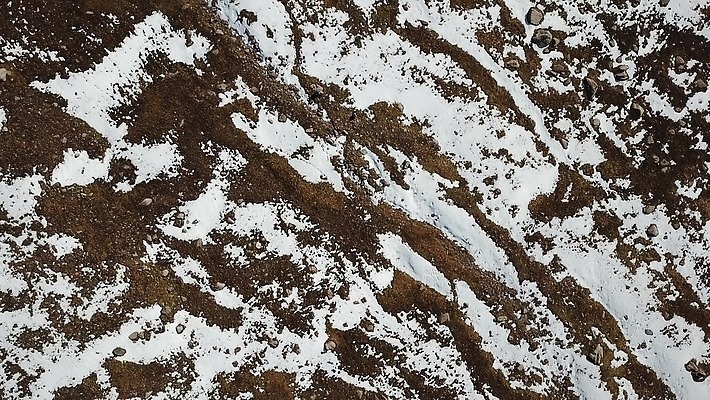 나무 여행 겨울 오렌지 자국 자연 하늘 산 안테나 그림자 사람없음 야외 초록색 파란색 강 노란색 일출 골짜기 얼음 하이킹 추위 소나무 황금 정상 숲 암초 항공촬영 드론 절정 카자흐스탄 눈내림 4K 알마티 MP4 해외동영상 클립영상 자연요소 식물 계절 아시아 뷰포인트 컬러 과일 통신 레저 눈_날씨 노을 생태계 동영상 파일형식