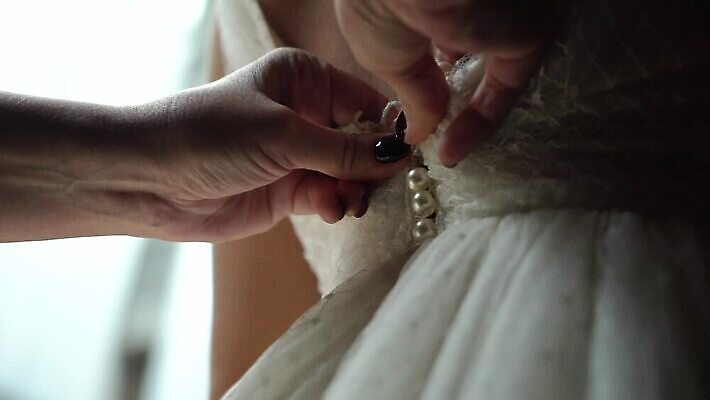 백인 손 드레스 옷 여자 딸 리본 결혼 신혼부부 결혼식 기념 이벤트 성인 뷰티 유행 귀여움 낭만 흰색 축하 가운 고급 우아함 닫기 묘사 들러리 착용 코르셋 헬프 스타일 놓기 MOV 해외동영상 클립영상 서양인 부부 컬러 컨셉 가족 모션 사람 신체부위 도움 신혼 동영상 하객 파일형식