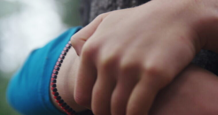 손 여자 초등학생 어린이 포옹 아프리카 자연 한명 서기 야외 숲 남아프리카 삼림지대 케이프타운 4K MOV 해외동영상 클립영상 1 학생 나라 안기 모션 사람 신체부위 생태계 동영상 남아프리카공화국 파일형식