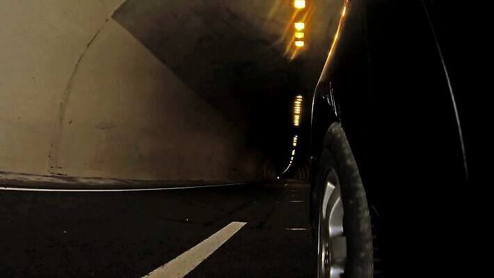 도로 선 여행 백그라운드 이동 교통시설 모션 자동차 거리 사람없음 빛 어둠 운전 고속도로 터널 야간 소프트포커스 아스팔트 속도 장면 방법 블러 자동 4K 타임랩스 MP4 해외동영상 클립영상 레이스천 자연요소 길 육상교통 교통 컨셉 촬영기법 직물 시설 동영상 파일형식