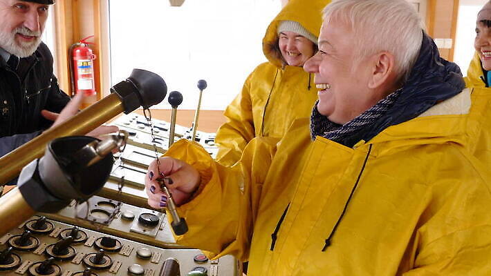 직업 여자 얼굴 바다 여행 컨셉 유니폼 교통시설 항해 말하기 대화 한명 사람 성인 물 확성기 장비 판넬 보트 닫기 크루즈 갑판 라디오 함선 선원 네비게이션 계기판 항해사 MOV 해외동영상 클립영상 자연요소 1 옷 교통 배_교통 모션 신체부위 전자제품 시설 동영상 파일형식