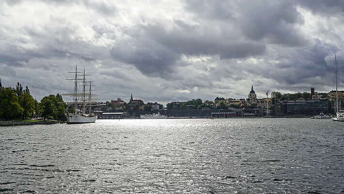 바다 컬러 섬 여행 백그라운드 자연 날씨 스웨덴 사람없음 물 빛 뷰티 화목 거품 회색 안개 시간 보트 숲 갑판 속도 만족 함선 멀리 뇌우 다도해 떠남 발트해 뱃놀이 수도권 스톡홀름 수평선 결석 4K 타임랩스 MOV 해외동영상 클립영상 자연요소 감정 컨셉 배_교통 모션 촬영기법 북유럽 전통놀이 생태계 지역 동영상 파일형식