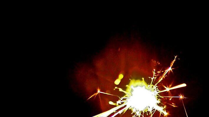 계절 행복 별 컬러 백그라운드 크리스마스 검은배경 불 추상 휴가 불꽃 새로움 기념 폭죽 불꽃놀이 따뜻함 이벤트 사람없음 장식 빛 파티 검은색 에너지 축하 뜨거움 황금 야간 폭발 연도 마법 동영상 빛망울 연소 광 크리스마스이브 MOV 해외동영상 클립영상 자연요소 기념일 감정 컨셉 무늬 놀이 파일형식