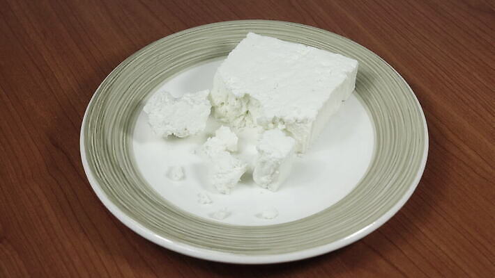 전통 접시 음식 조각 백그라운드 다이어트 재료 치즈 건강 요리 사람없음 여름 식사 저녁식사 신선 맛 지중해 먹기 그리스 그리스인 점심식사 미코노스섬 뷔페 전문 채식주의자 스타일 맛있는 페타치즈 4K MOV 해외동영상 클립영상 서양인 식기 계절 유럽 바다 섬 컨셉 모션 유제품 채식 동영상 파일형식