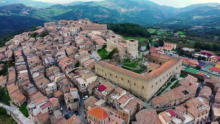 구름 외관 유럽 문화 건축양식 하늘 산 파노라마 풍경 사람없음 야외 건물 관광지 교회 마을 이탈리아 시골 도시 중세 재산 지중해 언덕 이탈리아문화 타운 명승지 4K MP4 해외동영상 클립영상 자연요소 건축물 건축 나라 바다 여행 촬영기법 금융 역사 동영상 유럽문화 파일형식