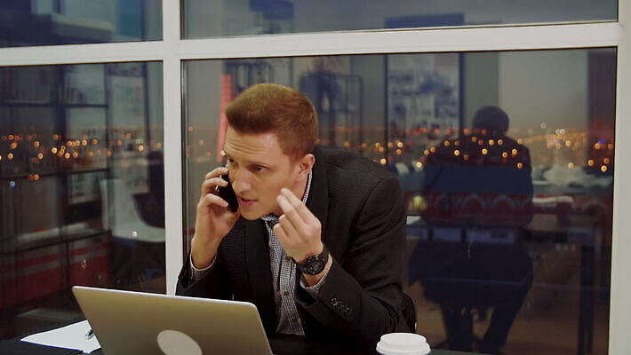 백인 남자 감정 유럽 얼굴 비즈니스 통신 탁자 모바일 노동자 스트레스 직장 대화 한명 노트북 스마트폰 컴퓨터 사무실 외침 분노 짜증 표현 비즈니스맨 좌절 책상 바쁨 부름 문제 불쾌함 부정적 MOV 해외동영상 클립영상 서양인 직업 1 나라 가구 컨셉 회사 모션 말하기 사람 신체부위 전자제품 핸드폰 스마트기기 소리 직장인 동영상 파일형식