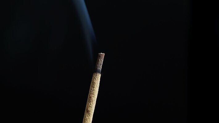 전통 아시아 문화 선 백그라운드 태국 자연 불 휴식 건강 동양인 사람없음 믿음 일본 검은색 스파 중국 침묵 막대기 의식 영혼 연기 명상 향기 냄새 아로마 향 아로마테라피 테라피 연소 고립 숭배 신앙심 화상 4K MOV 해외동영상 클립영상 자연요소 감정 나라 컬러 컨셉 인종 뷰티 소리 상처 생태계 동영상 파일형식