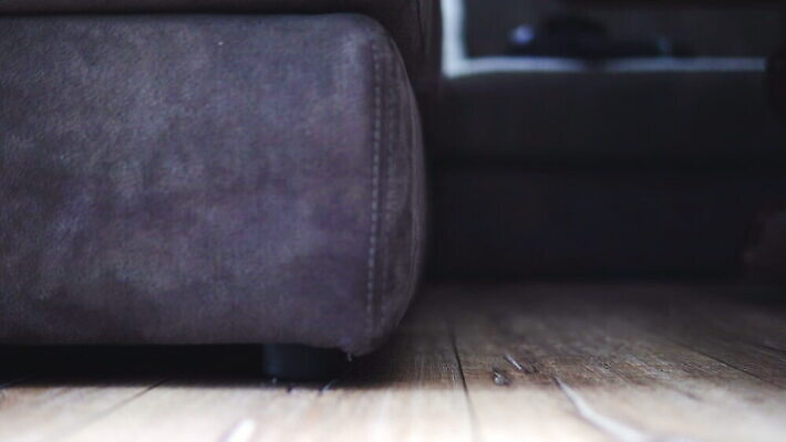 여자 로우앵글 이동 맨발 아침 바닥 아파트 주택 건강 사람없음 일상 빛 뷰티 산책 침실 방 터치 욕실 침대 잠 못 플랫 닫기 묘사 먼지 발가락 발목 단계 벌거벗은 불면증 숙취 양발 합판 추가 4K MOV 해외동영상 클립영상 주간 뷰포인트 가구 컨셉 모션 발 휴식 사람 건물 라이프 공구 질병 동영상 파일형식