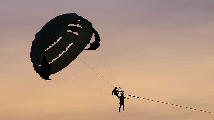 실루엣 스포츠 여행 하늘 휴가 사람 여름 자유 항공촬영 패러세일링 푸켓 4K MOV 해외동영상 클립영상 계절 뷰포인트 컨셉 태국 촬영기법 레포츠 동영상 파일형식
