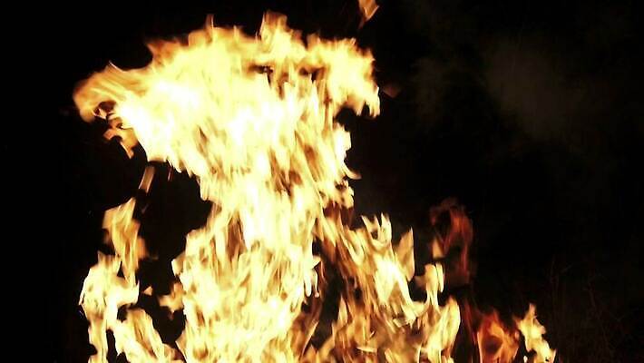 백그라운드 오렌지 모션 자연 벽지 불꽃 따뜻함 사람없음 빨간색 빛 노란색 검은색 힘 에너지 긴급 손전등 뜨거움 고리 더위 야간 위험 모닥불 사건 묘사 벽난로 질감 매움 화재 연료 파열 연소 엘리먼트 점화 지옥 진짜 화상 4K HD MP4 해외동영상 클립영상 자연요소 컬러 컨셉 과일 불 날씨 조명 맛 상처 생태계 동영상 파일형식