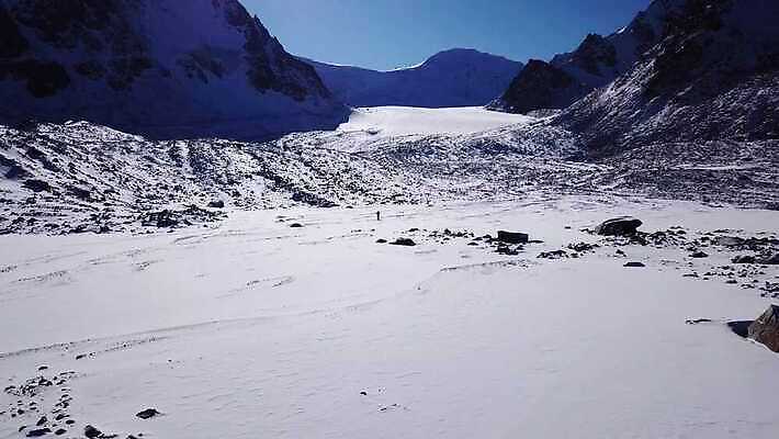 라이프스타일 남자 스포츠 여행 겨울 자연 하늘 산 안테나 한명 여행객 맑음 얼음 산책 등산 트래킹 하이킹 추위 자유 정상 산등성이 빙하 오르기 알프스 산봉우리 드론 산악가 절정 카자흐스탄 눈내림 4K 알마티 MP4 해외동영상 클립영상 자연요소 1 계절 유럽 아시아 컨셉 통신 모션 레저 날씨 휴식 눈_날씨 사람 생활 생태계 봉우리 동영상 파일형식