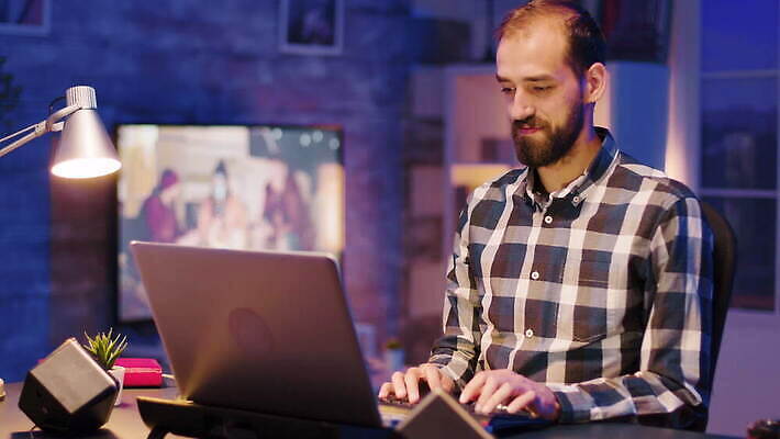 백인 1 라이프스타일 남자 인터넷 통신 수염 아파트 주택 기술 실내 사람 앉기 성인 노트북 빛 방 관찰 타이핑 업무 엔지니어 야간 사이버 무선전화기 집중 책상 바쁨 업무과다 온라인 리빙 빛망울 소프트웨어 프리랜서 4K MOV 해외동영상 클립영상 자연요소 서양인 직업 가구 컨셉 모션 내부 건물 생활 전자제품 작업 기술자 전화기 동영상 파일형식