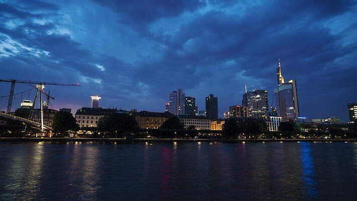 유럽 여행 비즈니스 건축양식 하늘 거리 독일 안테나 파노라마 풍경 사람없음 건물 물 여름 금융 파란색 빛 강 도시풍경 사무실 탑 고층빌딩 일몰 도시 센터 도심 저녁 큼 메인 장면 지역 타운 스카이라인 랜드마크 프랑크푸르트 4K MOV 해외동영상 클립영상 자연요소 건축물 계절 건축 나라 컬러 통신 촬영기법 빌딩 경제 노을 야간 크기 동영상 파일형식