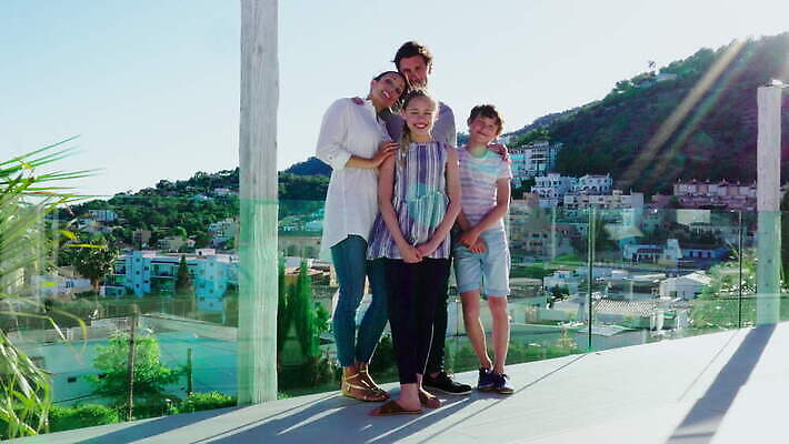 백인 웰빙 응시 여자 남자 딸 행복 아들 40대 중년 여행 가족 관계 포옹 아프리카 자연 유리 하늘 엄마 휴가 휴식 함께함 서기 미소 풍경 소녀 소년 여러명 야외 10대 캐주얼 여름 도시풍경 경계선 전원 스페인 아빠 고급 결합 다인종 철책 혼혈 남유럽 4K 락다운 MOV 해외동영상 클립영상 서양인 시선 옷 계절 감정 유럽 나라 어린이 선 다수 컨셉 안기 모션 청소년 재질 표정 사람 인종 성인 도시 전기에너지 경계 생태계 다문화 동영상 파일형식