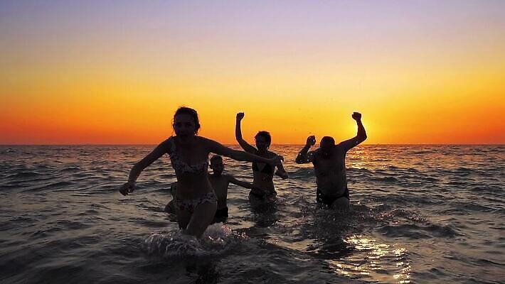 학생 라이프스타일 커플 남자 실루엣 바다 섬 여행 가족 놀이 휴가 매달리기 관리 사람 물 친구 달리기 파티 일출 축제 일몰 우정 자유 물방울 축하 그룹 떨어짐 마이애미 무료 순간 MP4 해외동영상 슬로모션 클립영상 자연요소 컨셉 관계 모션 촬영기법 이벤트 생활 노을 동영상 파일형식