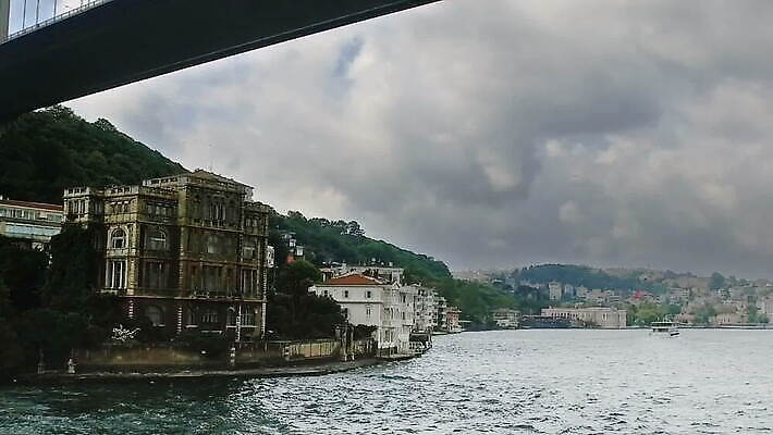 유럽 아시아 바다 여행 건축양식 교통시설 하늘 이스탄불 항해 사람없음 야외 건물 물 파란색 도시풍경 가을 도시 보트 동쪽 스카이라인 칠면조 랜드마크 보스포루스 옛날 철강 MOV 튀르키예 해외동영상 클립영상 자연요소 건축물 계절 건축 나라 컬러 교통 배_교통 조류 풍경 방향 시설 동영상 파일형식