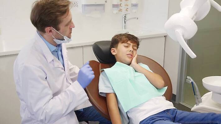 직업 어린이 의자 건강 치과 병원 미소 소년 두명 치료 약 건강관리 귀여움 고통 장비 환자 의사 도구 입 구멍 치아 불안 부식 치과의사 공포 돌봄 위생관리 치통 4K 구강학 MOV 해외동영상 클립영상 남자 감정 가구 컨셉 의학 모션 표정 관리 사람 신체부위 의료진 소화기관 질병 동영상 파일형식