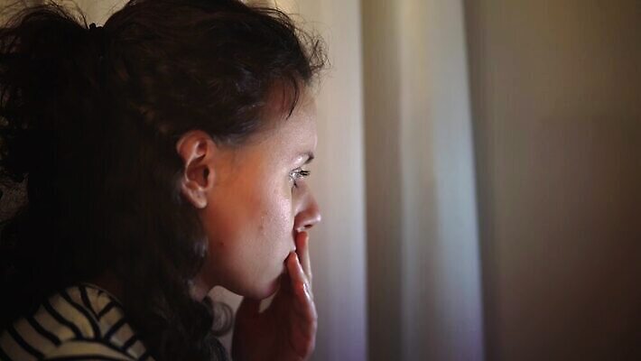 백인 라이프스타일 커플 응시 여자 얼굴 주택 함께함 실내 사람 앉기 성인 파란색 빛 소파 스크린 텔레비전 놀람 방 흰색 야간 무서움 영화관 필름 손목시계 영화 리빙 고립 제어 호러 4K MP4 해외동영상 클립영상 자연요소 서양인 시선 감정 시계 컬러 컨셉 의자 장신구 관계 모션 문화예술 표정 내부 건물 생활 신체부위 전자제품 극장 공포 동영상 파일형식