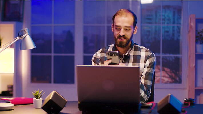 백인 1 남자 생각 인터넷 통신 수염 아파트 주택 기술 실내 사람 앉기 성인 노트북 빛 스마트폰 방 관찰 타이핑 시간 업무 야간 사이버 무선전화기 집중 책상 바쁨 업무과다 온라인 리빙 빛망울 소프트웨어 심각 영상통화 프리랜서 4K MOV 해외동영상 클립영상 자연요소 서양인 직업 가구 컨셉 모션 내부 건물 전자제품 핸드폰 스마트기기 작업 전화기 통화 동영상 파일형식