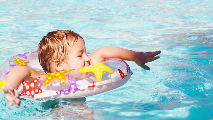 백인 라이프스타일 어린이 컨셉 가족 놀이 수업 휴가 수영장 건강 사람 소년 물 학습 수영 스파 아기 가르침 당구 개발 걸음마 에스토니아 MOV 해외동영상 클립영상 자연요소 서양인 교육 남자 유럽 관계 모션 생활 구기 수상스포츠 동영상 파일형식