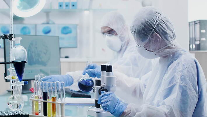 직업 산업 과학 2 노동자 현미경 실험 작업복 안전 컴퓨터 약 장비 업무 실험실 바이러스 제조 연구원 과학자 시설 생물학 전자 감염 공학 해결 조제 혁명 개발 돌봄 살균 4K MOV 해외동영상 클립영상 옷 교육 컨셉 의학 모션 실험기구 전자제품 작업 만들기 동영상 학자 파일형식