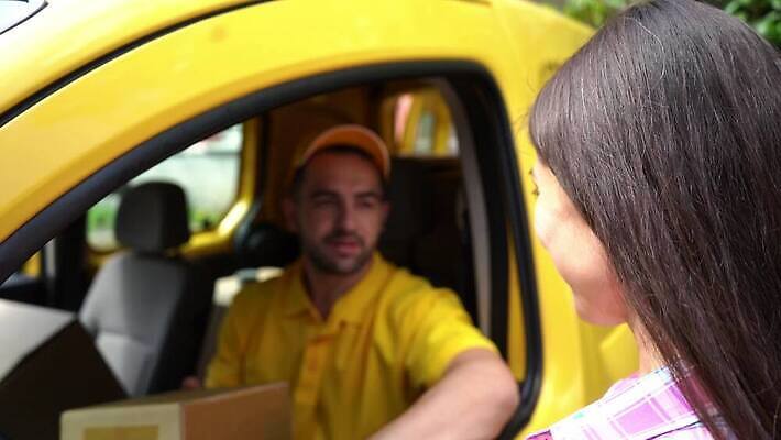 직업 남자 산업 유니폼 비즈니스 창문 교통시설 자동차 노동자 선물 미소 사람 두명 상자 화물 잡기 작업 운전사 배달원 승합차 서비스 주기 패키지 짐차 소매 판지 분배 4K MOV 해외동영상 클립영상 옷 육상교통 교통 모션 승용차 표정 운송업 시설 동영상 파일형식