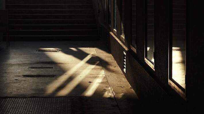 창문 따뜻함 그림자 사람 사람없음 빛 햇빛 태양 반사 어둠 산책 도시 수수께끼 복도 보행자 분위기 미술관 그늘 신비 오솔길 비밀 스위스 호기심 통로 통과 방법 4K MOV 해외동영상 클립영상 자연요소 감정 유럽 길 컨셉 휴식 동영상 파일형식