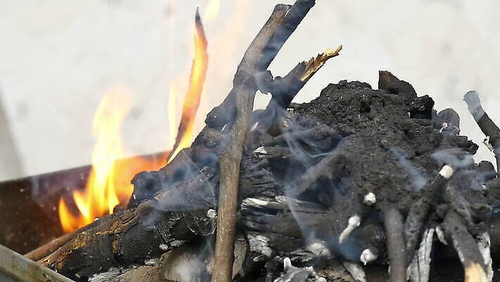 산업 백그라운드 가족 자연 불꽃 사람없음 여름 소풍 파티 식당 검은색 힘 에너지 뜨거움 연기 그릴 위험 장작 모닥불 철 연료 숯 고립 뒤뜰 석탄 옛날 재 철강 비어있는 MOV 해외동영상 클립영상 계절 컬러 컨셉 관계 주방용품 불 이벤트 야외활동 상점 생태계 동영상 파일형식