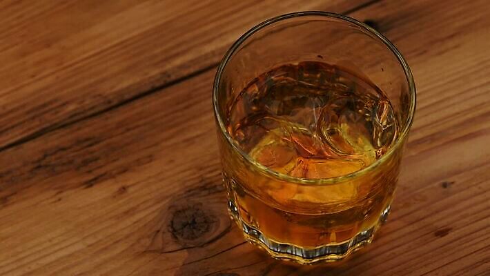 라이프스타일 문화 음료 백그라운드 모션 유리 탁자 사람없음 목재 얼음 어둠 마시기 알코올 칵테일 바 투명 닫기 계산대 가득함 큐브 회전 각도 암초 버번 브랜디 소다 위스키 카피스페이스 MOV 해외동영상 슬로모션 클립영상 자연요소 나무 가구 재료 재질 주류 촬영기법 생활 공백 동영상 파일형식