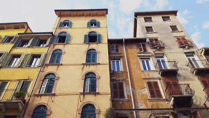 외관 유럽 문화 여행 건축양식 하늘 주택 미술 풍경 사람없음 건물 물 여름 파란색 빛 강 도시풍경 교회 탑 경기장 이탈리아 골동품 바위 도시 중세 역사 저녁 아치 정사각형 장면 타운 원형경기장 천연기념물 랜드마크 로마인 베로나 옛날 4K MP4 해외동영상 클립영상 자연요소 도형 건축물 계절 건축 나라 컬러 스포츠시설 종교건축 문화예술 인종 돌_바위 야간 동영상 파일형식
