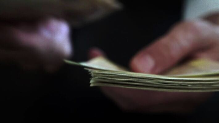 직업 손 남자 종이 백그라운드 지폐 돈 비즈니스 성공 관리 사람 정장 금융 사무실 검은색 어둠 거래 저축 유로 잡기 악단 업무 비즈니스맨 계산 시장 재산 구매 주기 투자 만들기 결제 계산서 월급 빚 마피아 부정부패 세금 카운트 4K MP4 해외동영상 클립영상 옷 음악 컬러 컨셉 모션 신체부위 경제 쇼핑 작업 직장인 동영상 파일형식