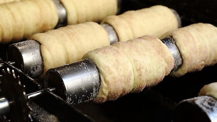 전통 유럽 음식 디저트 3 굴뚝 요리 사람없음 케이크 막대기 그룹 꼬치 오스트리아 달콤 그릴 설탕 굽기 먹기 준비 회전 날것 반죽 각도 롤 체코 프라하 헝가리 충동구매 대각선 슬로바키아 오리지널 인기 페스츄리 해로움 MOV 해외동영상 클립영상 나라 선 빵 컨셉 모션 주방용품 쇼핑 맛 구이 동영상 동유럽 과소비 파일형식